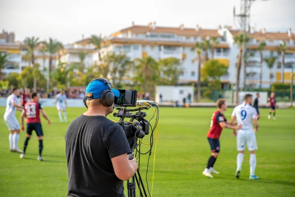 Κάμεραμαν με κάμερα γυρίσματα βίντεο στο παιχνίδι ποδοσφαίρου — Φωτογραφία Αρχείου