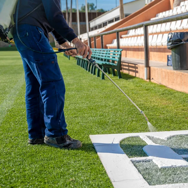 Disegnare lettere sull'erba in bianco su un modello. Il nome del campo di calcio sull'erba — Foto Stock