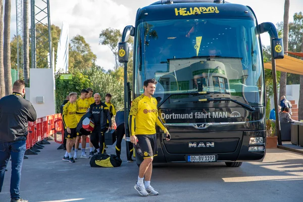 Marbella - January 11, 2020: players of Borussia Dortmund football club get off the bus — Stock fotografie