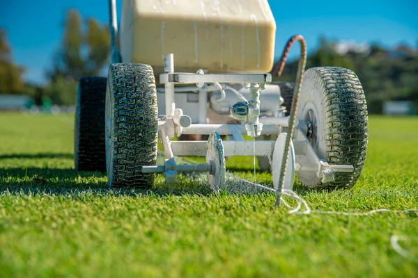 Lining boisko do piłki nożnej przy użyciu białej farby na trawie — Zdjęcie stockowe