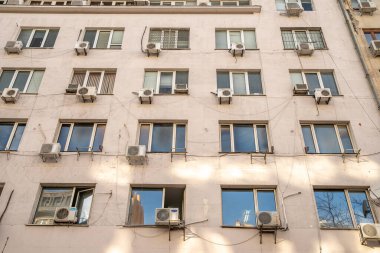 Sofya - 27 Şubat 2020: yerleşim birimlerinde prefabrik ev. Her pencerenin yanındaki havalandırma ünitesi