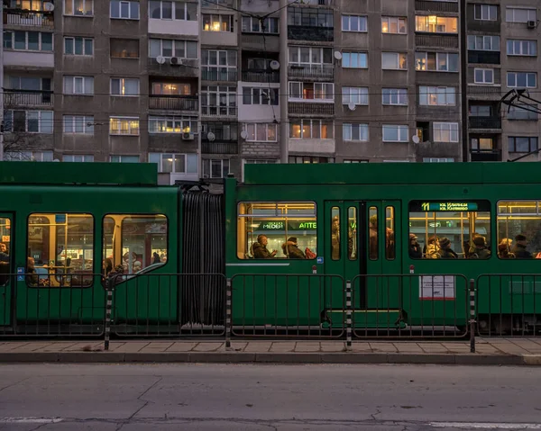 Sofía - 27 de febrero de 2020: casa prefabricada en la ciudad sobre asentamientos. tranvía en la parada frente a la casa — Foto de Stock