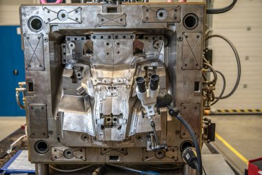 Fabrikadaki plastik kalıplar için metal kalıplar mikroskop ile kontrol için