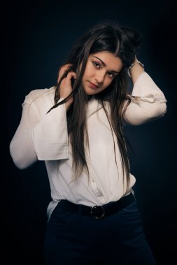 Siyah arka planda iki güzel genç kadının portresi.