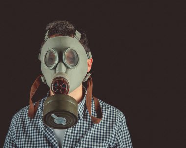 Eski askeri gaz maskeli adam. Boşluğu kopyala