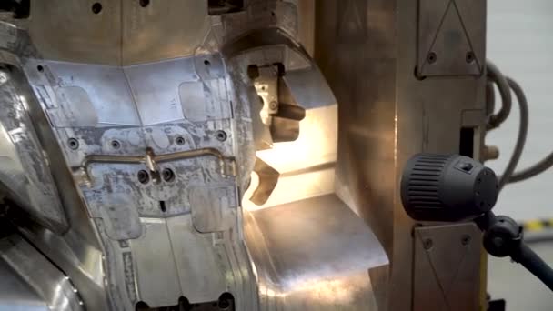 Регулировка металлической формы на пластиковые формы во время смены на заводе — стоковое видео