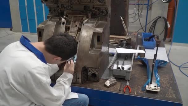 Plastik kalıplar için metal kalıpların ince öğütülmesi baskı sırasında hassas ayarlama için — Stok video