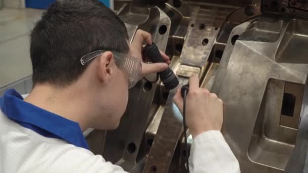 Rectificado fino de metal utilizando una rectificadora especial en una fábrica de fabricación — Vídeos de Stock