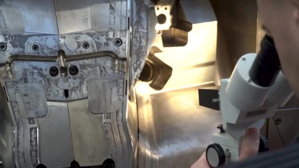 Moagem fina do molde de metal para fundições de plástico para ajuste preciso durante a prensagem — Vídeo de Stock