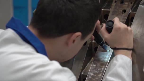 Ajustar el molde de metal a las molduras de plástico durante el cambio en la fábrica — Vídeo de stock