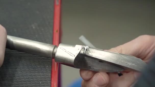 Fijn gepolijste metalen oppervlakken met rasper. productie voor de automobielindustrie — Stockvideo