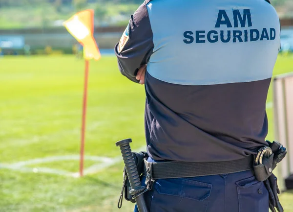 Guardia de seguridad en un partido de fútbol. título en su espalda en guardaespaldas españoles — Foto de Stock