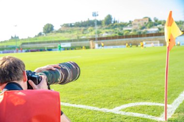Futbol maçında telefoto lensli fotoreorter.