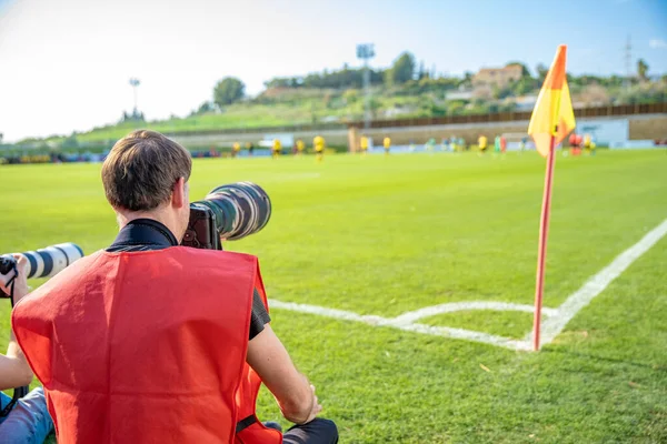 Photoreporter με τηλεφακό σε ποδοσφαιρικό αγώνα — Φωτογραφία Αρχείου