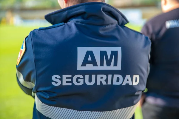 Marbella - 11 de enero de 2020: guardia de seguridad en un partido de fútbol. título en su espalda en guardaespaldas españoles — Foto de Stock
