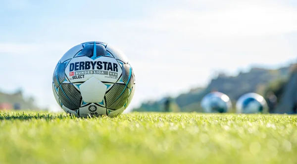 Marbella - 13 de janeiro de 2020: bola oficial de futebol derbystar bundesliga — Fotografia de Stock