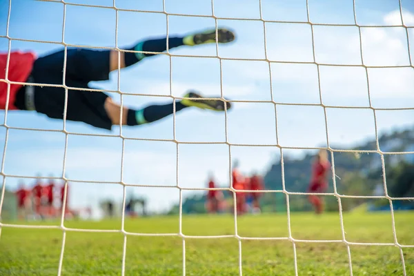 Goleiro pegando uma bola durante um jogo de futebol — Fotografia de Stock