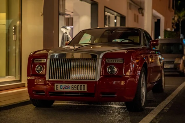 Marbella - 13. Januar 2020: Rolls Royce Luxuswagen in einem wohlhabenden Viertel der Stadt — Stockfoto