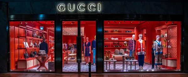 Marbella - 13 de janeiro de 2020: vitrine da loja de gucci na rua noturna — Fotografia de Stock