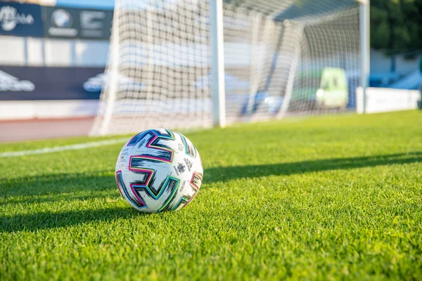 스페인, 마르 벨라 - 2020 년 1 월 16 일: 축구장에 아디 다스 로고가 달린 공 — 스톡 사진