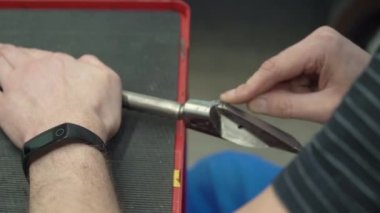 Raşitizm kullanarak iyi cilalanmış metal yüzeyler. Otomotiv endüstrisi için üretim