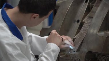 Bir imalat fabrikasında özel öğütme makinesi kullanarak metalin iyi öğütülmesi