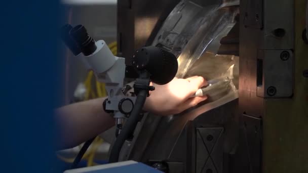 Rectificado fino de metal utilizando una rectificadora especial en una fábrica de fabricación — Vídeos de Stock