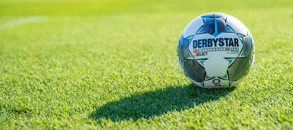 Marbella - 13 de janeiro de 2020: bola oficial de futebol derbystar bundesliga — Fotografia de Stock