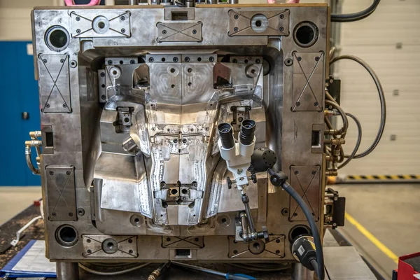 Otomotiv endüstrisi için plastik kalıpların üretimi için metal kalıplar