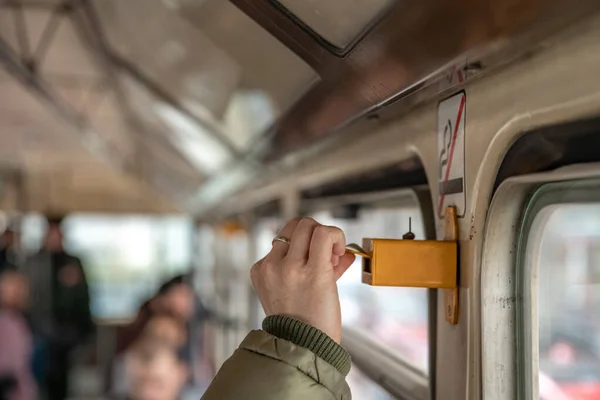 一个女人用拳打脚踢来表示公共交通工具的车票 — 图库照片