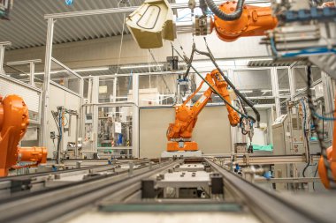 Belirtilen programa göre, fabrikadaki robot kolları kusursuz bir iş yapıyor.