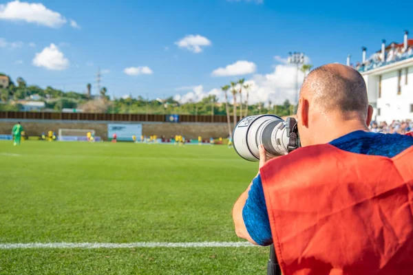 Spor fotoğrafçıları ve gazeteciler maç boyunca futbol sahasında kayıt yaptılar. — Stok fotoğraf