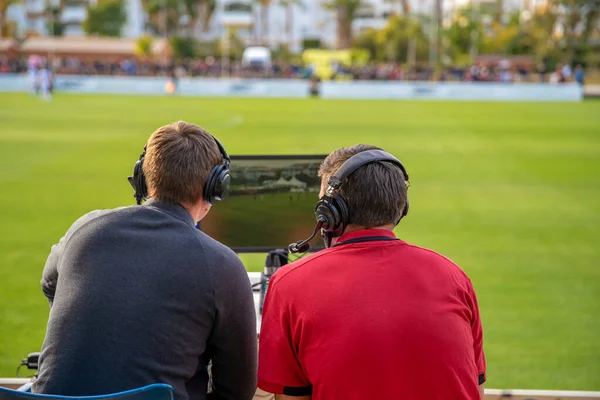 Futbol maçı maçı yorumcuları. Televizyon ve radyo yayını — Stok fotoğraf