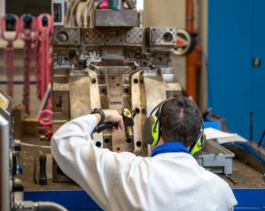 Dolgu kalıplarını kuru buz kullanarak temizliyorum.