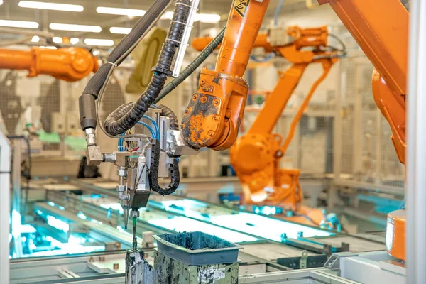 Robotarm voor de geautomatiseerde productie van onderdelen voor de automobielindustrie — Stockfoto