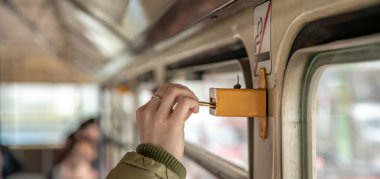 Toplu taşıma araçlarındaki biletleri eski yöntemlerle işaretlemek.