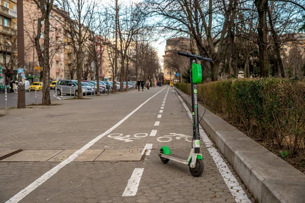 Sofie - 2 de marzo de 2020: calle de la capital de Bulgaria. scooter en alquiler — Foto de Stock