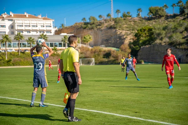 Árbitro assistente em um jogo de futebol assistindo o jogo — Fotografia de Stock