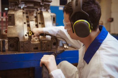 Fabrikadaki metal kalıpları temizlemek için kuru buz kullanın.