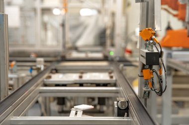 Makineleşme sırasında otomatikman robotik silahlarla ürünler için taşıma rayı