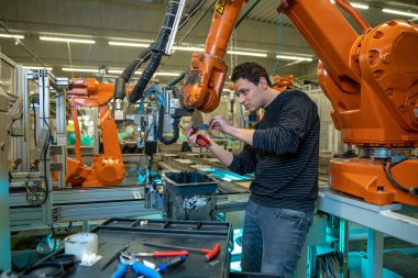 Kriz zamanlarında bir virüs salgını yüzünden hattın durduğu zaman robotik kolu korumak.