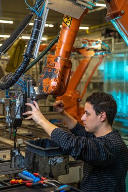 Kriz zamanlarında bir virüs salgını yüzünden hattın durduğu zaman robotik kolu korumak.
