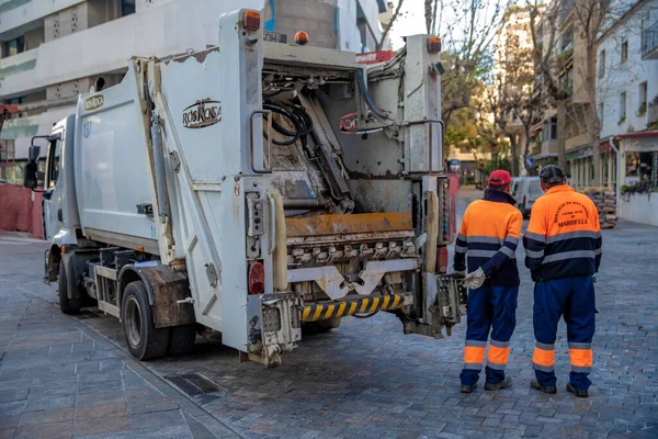 Marbella - 16 Ocak 2020: Büyük bir şehrin sokaklarında özel bir arabanın konteynırından atık toplama