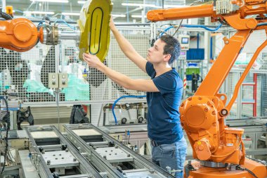 Süreci başlatmadan önce otomatik silahlarla bir robotik hat kurun