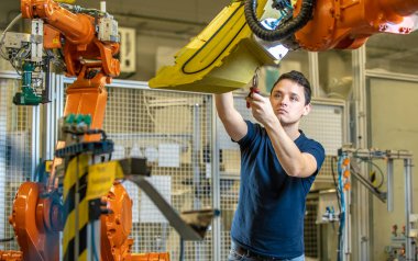 Süreci başlatmadan önce otomatik silahlarla bir robotik hat kurun