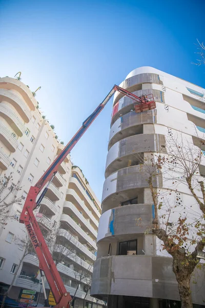 Marbella - 16 stycznia 2020 r.: naprawa elewacji domu i okien w celu ułatwienia podnoszenia platform — Zdjęcie stockowe