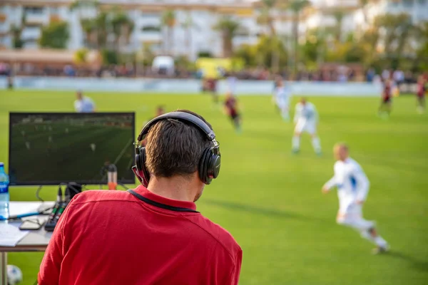 Açık hava futbol maçı yorumcusu