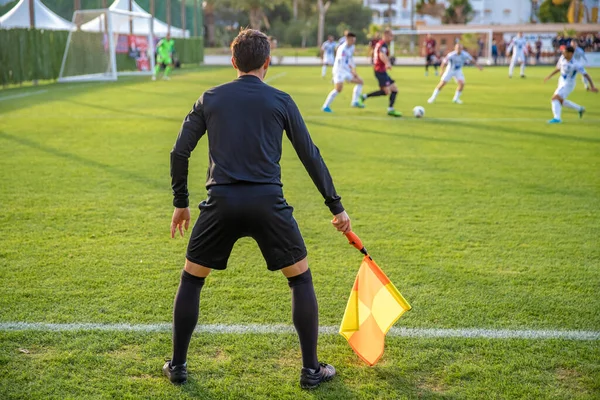 Asistente de árbitro en un partido de fútbol viendo el partido —  Fotos de Stock