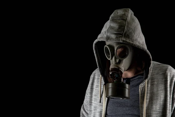 Портрет людини в старій газовій військовій масці на чорному тлі. Копіювати простір — стокове фото