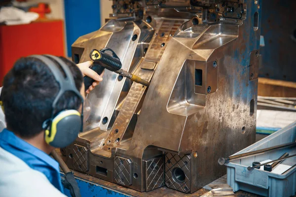 Impregnation of the pressing metal mold with dry ice — Stock Photo, Image